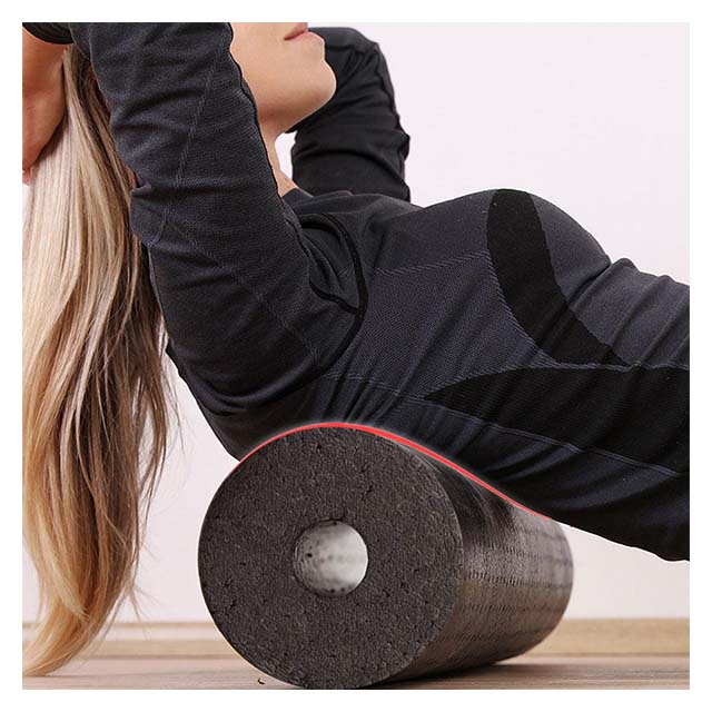 Utilisation du rouleau de massage pour le massage du haut du dos