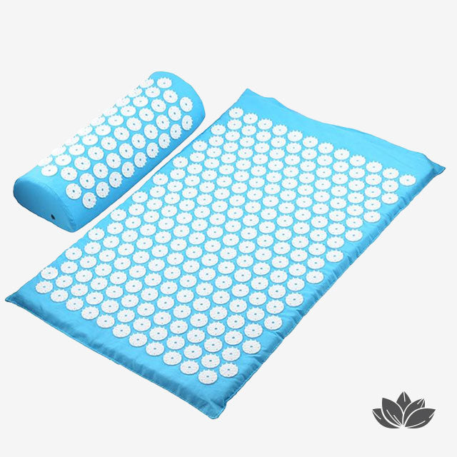 Tapis d'acupression et son coussin de couleur bleu ciel soulageant les pressions musculaire, les tensions sur la colonne. Restaurez votre circulation sanguine et améliorez votre sommeil.