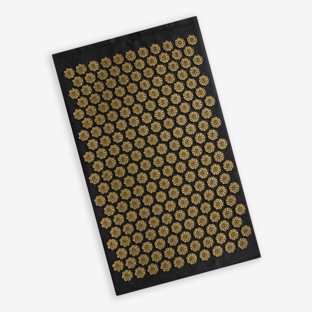 Tapis d'acupression de la marque Ozen Massage de a collection Prana en couleur or.
