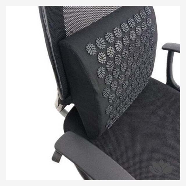 Vue de coté du coussin d'acupression Lowbar sur une chaise de bureau