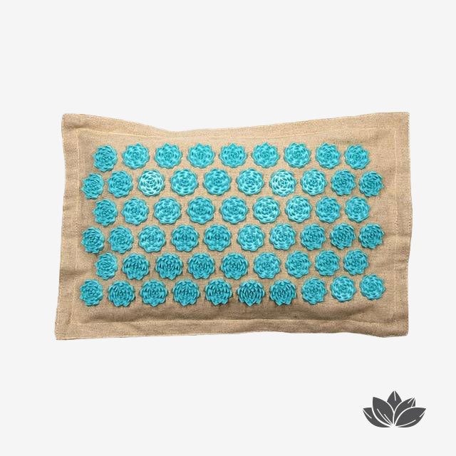 Coussin d'acupression bleu-beige en lin, coton et cosses de sarrasin pour soulager vos maux. Applicable sur le bas de votre dos, le cou, les cervicales, joues, entre-jambes, etc.