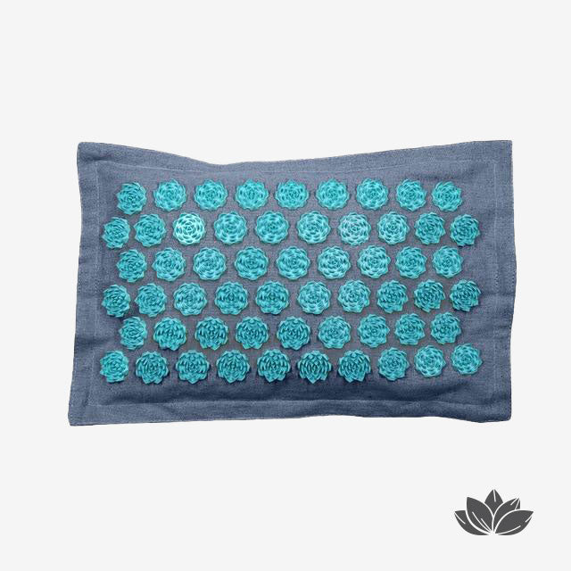 Coussin d'acupression bleu gris en lin, coton et cosses de sarrasin pour soulager vos maux. Applicable sur le bas de votre dos, le cou, les cervicales, joues, entre-jambes, etc.