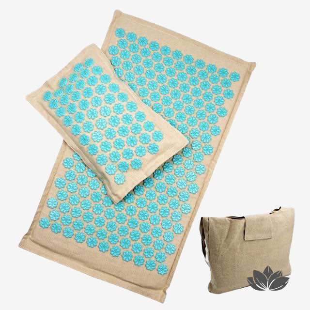 Kit complet d'acupression couleur bleu-beige comprenant un coussin et un tapis d'acupression avec leur sac de rangement pour faciliter le transport de votre matériel. Optez pour la mobilité et osez vous aventurer ailleurs pour votre séance de bien-être.