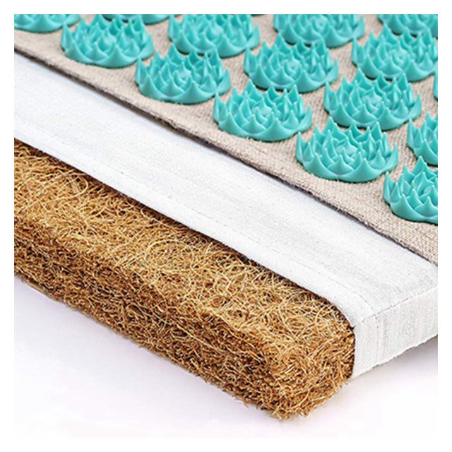 Vue décomposée du tapis d'acupression fleur de lotus avec son tissu en coton et lin ainsi que ses fibres de noix de coco pour une assise et allonge confortable avec des matériaux naturelles.