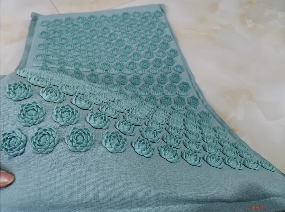 Détails des fleurs de lotus présentes sur le tapis d'acupression Lizen menthe