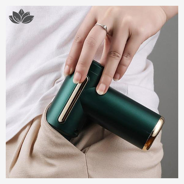 Pistolet de massage Kashmir Pocket vert dans une poche de pantalon