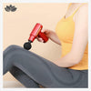 Pistolet de massage Kashmir Pocket rouge utilisé par une femme sur son quadriceps