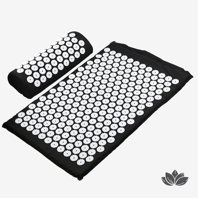 Tapis d'acupression et son coussin de couleur noir pour soulager les tensions musculaire et les pressions que vous subissez sur la colonne vertébrale. Retrouvez un état de relaxation profond via ce tapis reduisant le stresse et améliorant votre sommeil