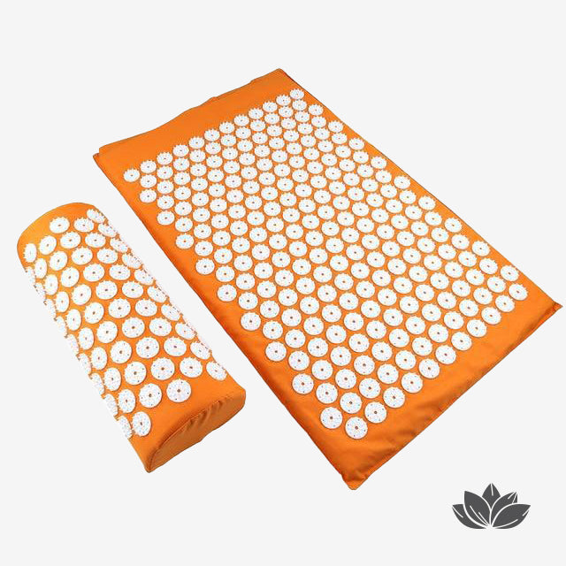 Tapis d'acupression et son coussin de couleur orange aidant à atteindre un état profond de relaxation, atténuant les tensions et les pressions sur la colonne vertébrale et les muscles