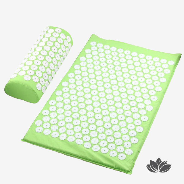 Tapis d'acupression et son coussin de couleur vert clair réduisant les problèmes de sommeil tout en favorisant la circulation sanguine. les autres bienfaits sont le soulagement le dos et la réduction de stresse