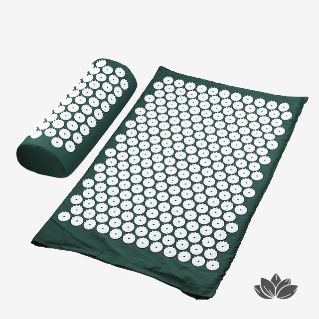 Tapis d'acupression et son coussin de couleur vert foncé réduisant les problèmes de sommeil tout en favorisant la circulation sanguine et la réduction de stresse. Soulagez votre dos et restaurez votre circulation sanguine et énergétique