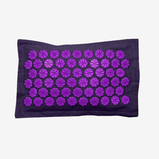 Coussin d'acupression violet en lin, coton et cosses de sarrasin pour soulager vos maux. Applicable sur le bas de votre dos, le cou, les cervicales, joues, entre-jambes, etc.