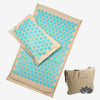 Kit complet d'acupression couleur bleu-beige comprenant un coussin et un tapis d'acupression avec leur sac de rangement pour faciliter le transport de votre matériel. Optez pour la mobilité et osez vous aventurer ailleurs pour votre séance de bien-être.
