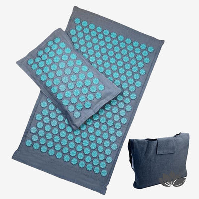 Kit complet d'acupression couleur bleu-gris comprenant un coussin et un tapis d'acupression avec leur sac de rangement pour faciliter le transport de votre matériel. Optez pour la mobilité et osez vous aventurer ailleurs pour votre séance de bien-être.