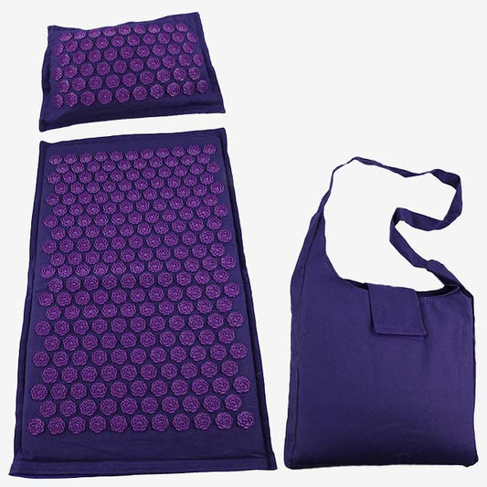 Kit complet d'acupression couleur prune comprenant un coussin et un tapis d'acupression avec leur sac de rangement pour faciliter le transport de votre matériel. Optez pour la mobilité et osez vous aventurer ailleurs pour votre séance de bien-être.