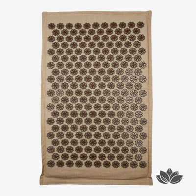 Tapis d'acupression fleur de lotus café de la marque Ozen Massage fait de matériaux naturelles tels que le lin, le coton et la fibre de noix de coco.