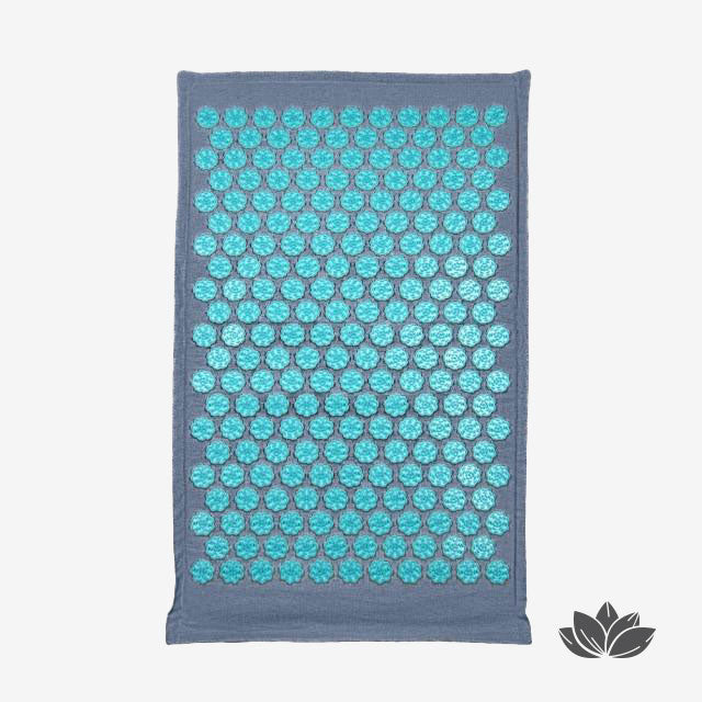 Tapis d'acupression fleur de lotus gris-bleu de la marque Ozen Massage fait de matériaux naturelles tels que le lin, le coton et la fibre de noix de coco.