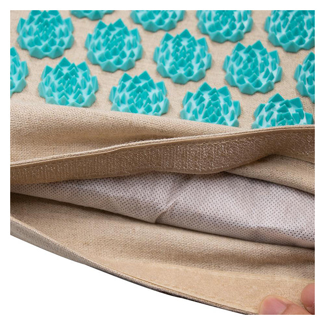 Ouverture d'un tapis d'acupression fleur de lotus de la marque Ozen Massage grâce à son accès facile en bande velcro donnant accès au matelas du tapis fait de coton/lin et fibre de noix de coco.