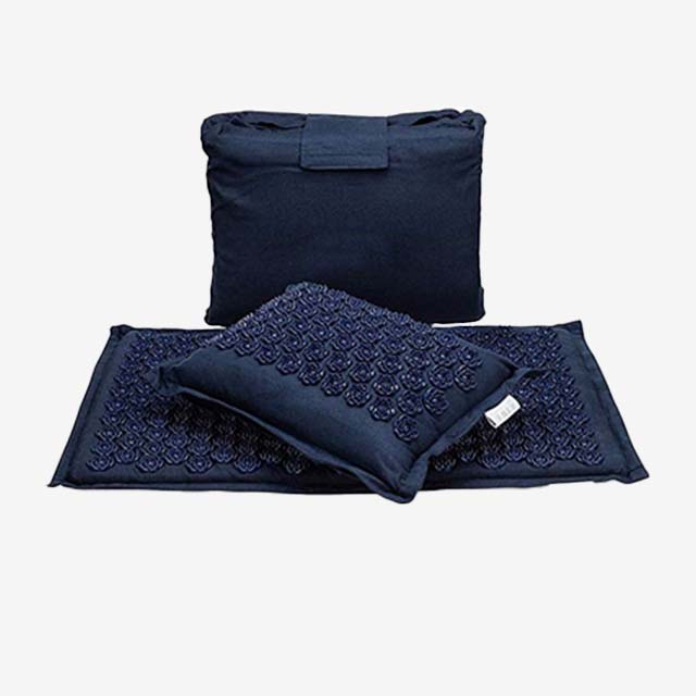 Tapis d'acupression bleu Lizen de la marque Ozen Massage avec son coussin et sa sacoche de rangement
