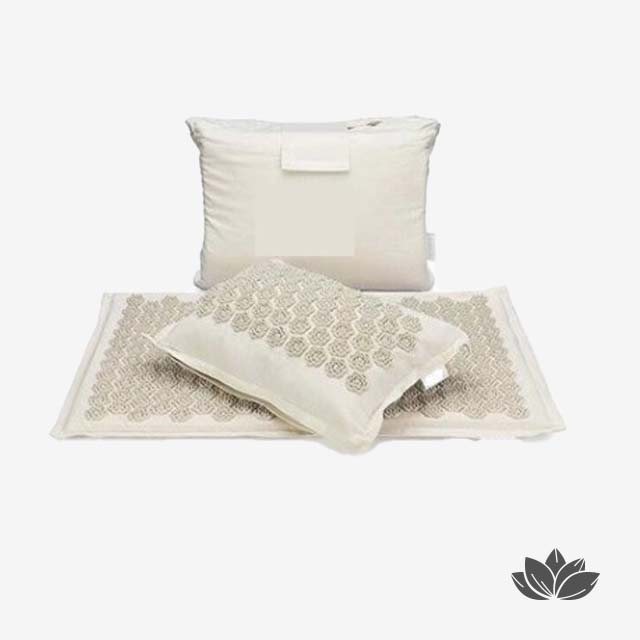 Tapis d'acupression crême Lizen de la marque Ozen Massage avec son coussin et sa sacoche de rangement