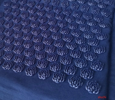 Détails des fleurs de lotus présentes sur le tapis d'acupression Lizen bleu